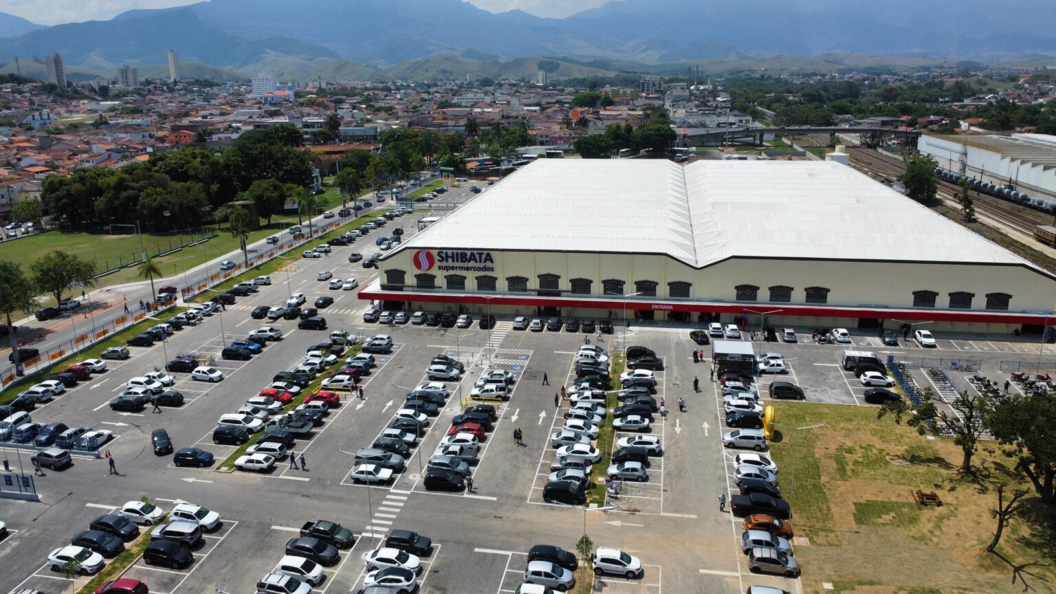 Milhares de pessoas acompanham inauguração do Shopping Shibata em